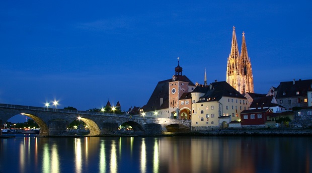Regensburg - Das Bild zeigt die Steinerne Brücke mit Blick auf den Dom